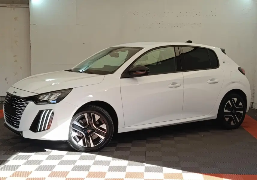 Peugeot 208 électrique blanche vue de profil côté gauche, avec jantes distinctives et feux LED avant.