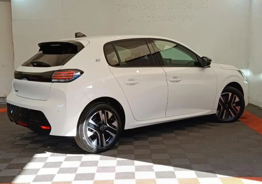 Peugeot 208 électrique blanche vue de profil droit arrière, avec feux LED et jantes noires distinctives.