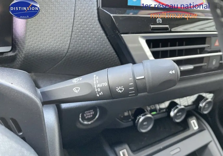 Gros plan sur la commande d’essuie-glace du tableau de bord d’une Citroën C4 gris platinium 2024.