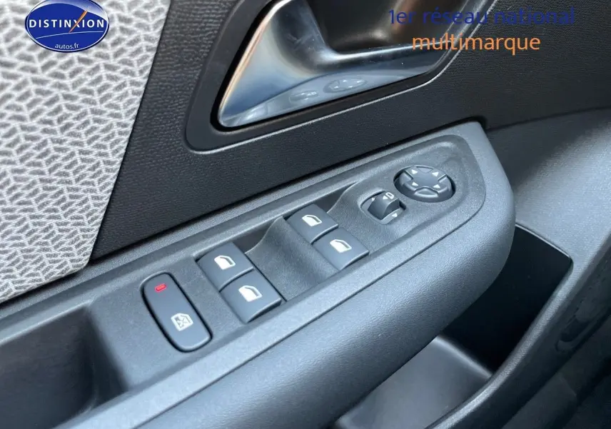 Gros plan sur la commande des vitres côté conducteur de la Citroën C4 2024 gris platinium métal.
