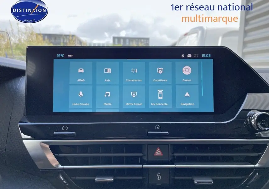 Écran tactile central de la Citroën C4 2024 affichant les options de navigation et multimédia, intérieur moderne noir.