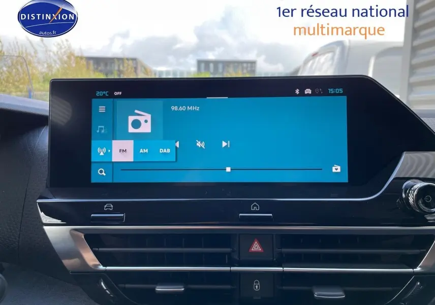 Tableau de bord de Citroën C4 2024 avec écran tactile multimédia allumé, ambiance intérieure moderne et épurée.