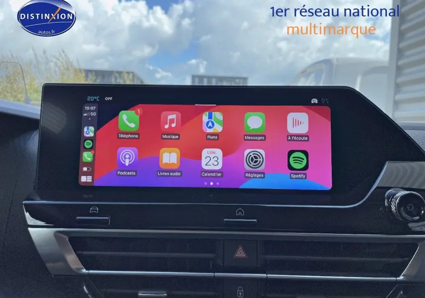 Écran tactile central affichant Apple CarPlay dans l'habitacle d'une Citroën C4 gris platinium 2024.