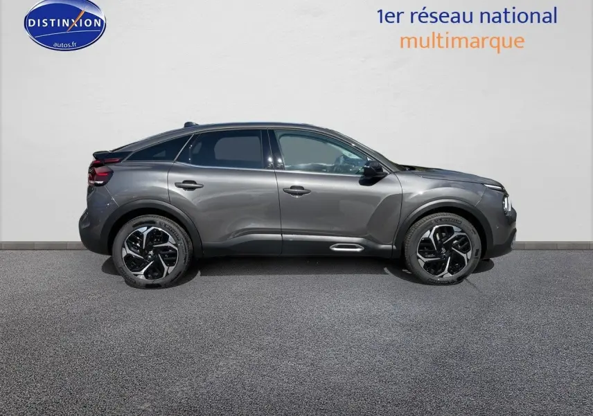 Profil côté gauche d'une Citroën C4 gris platinium métal 2024 avec jantes noires et toit noir contrasté.