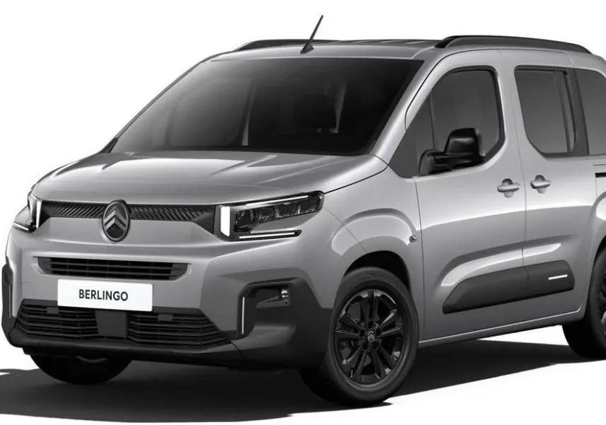 Citroën Berlingo 2025 gris Artense en vue 3/4 avant droit, avec jantes noires et signature lumineuse LED distinctive.