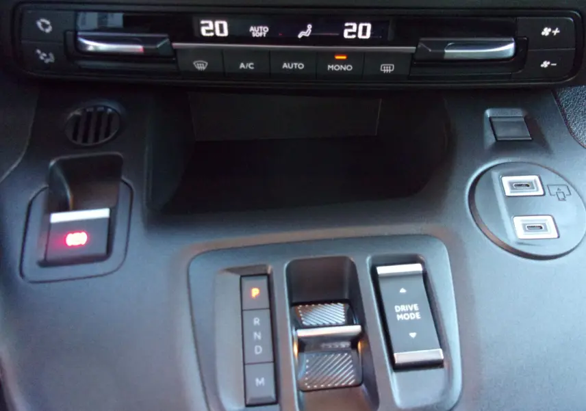 Vue rapprochée de la console centrale du Citroën Berlingo gris Artense 2025, avec commandes de climatisation et boîte auto.