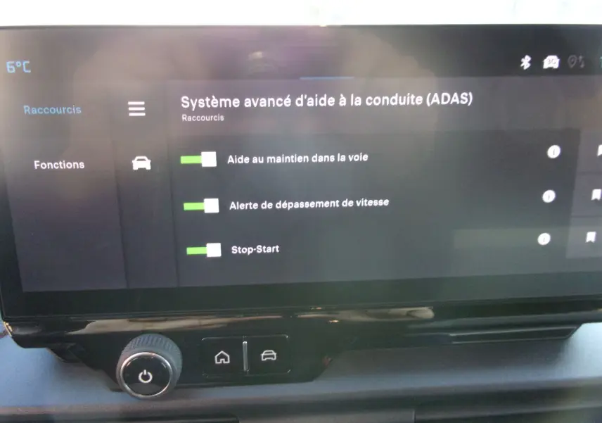 Écran tactile intérieur du Citroën Berlingo 2025 affichant les options d’aide à la conduite, vue frontale rapprochée.