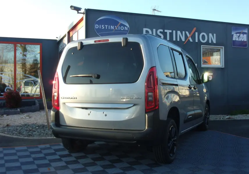 Vue 3/4 arrière droite d'un Citroën Berlingo gris Artense 2025, avec vitres teintées et feux arrière verticaux.