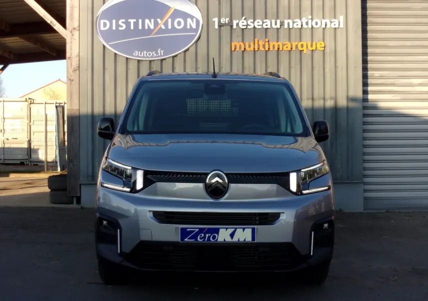 Vue de face d'un Citroën Berlingo gris Artense 2025 avec éclairage LED distinctif et calandre noire.