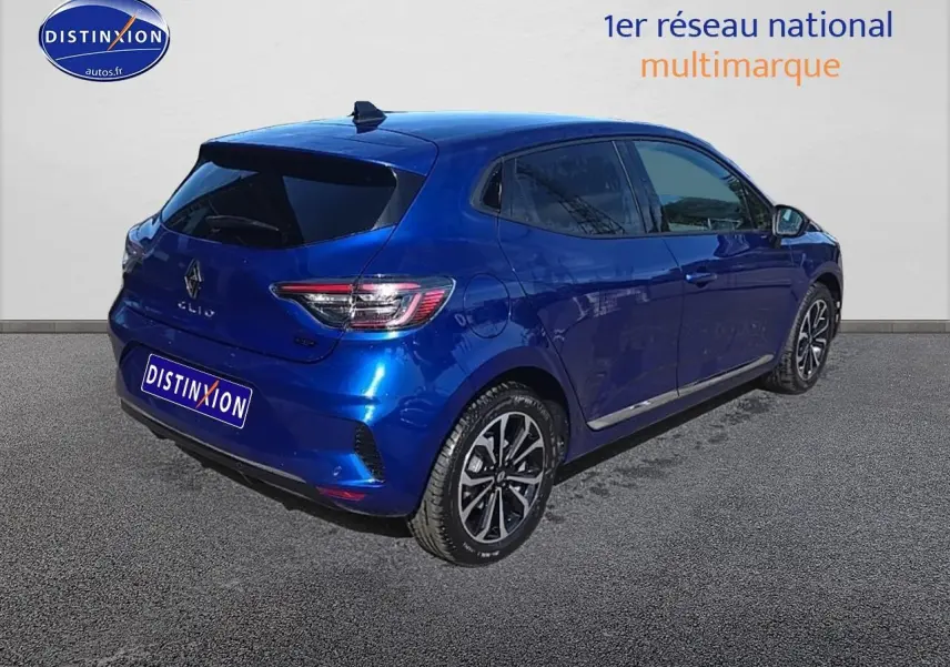 Renault Clio V bleu iron vue 3/4 arrière droit avec jantes alu et vitres surteintées.