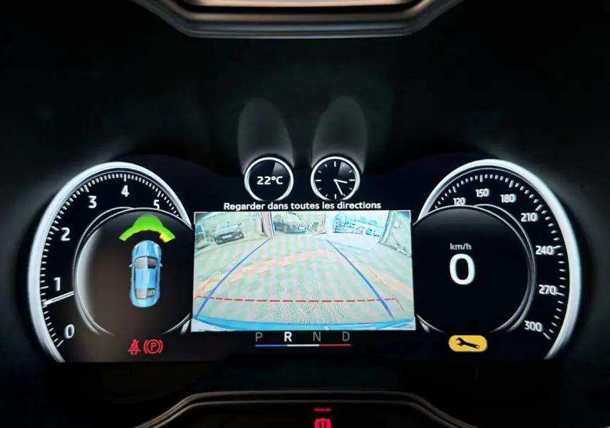 Tableau de bord numérique de l'Alpine A110 Légende 2019 avec affichage caméra de recul et compte-tours.