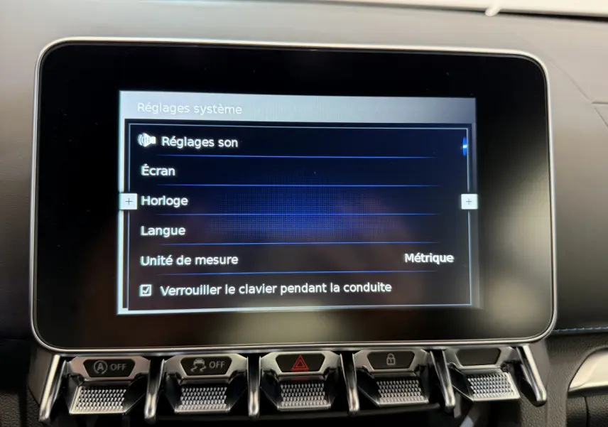 Écran tactile central affichant les réglages système dans l'habitacle d'une Alpine A110 Legende 2019.