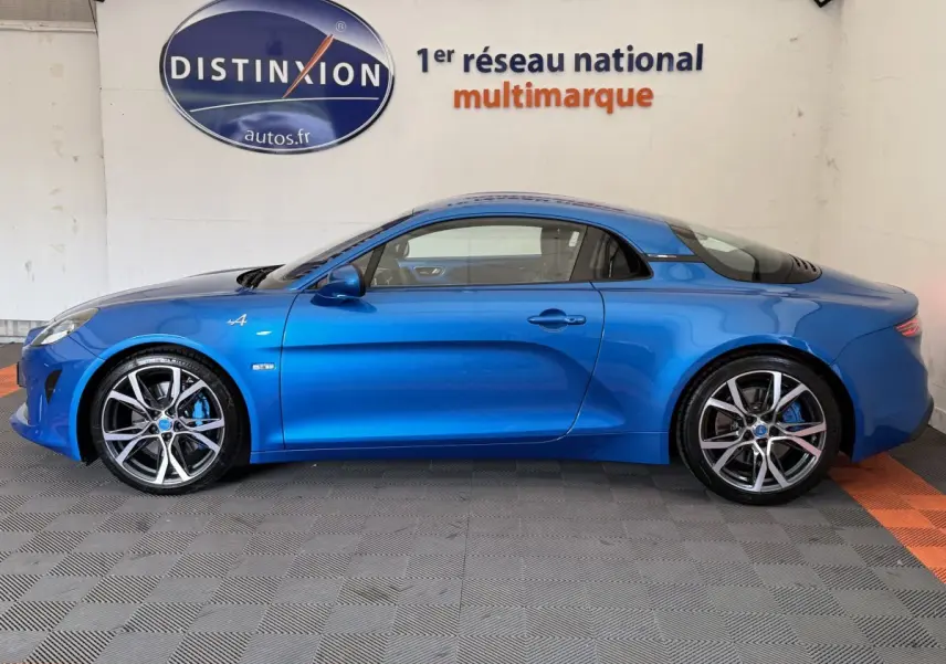 Profil côté gauche d'une Alpine A110 Légende bleu 2019, avec jantes sport et logo distinctif sur l'aile avant.