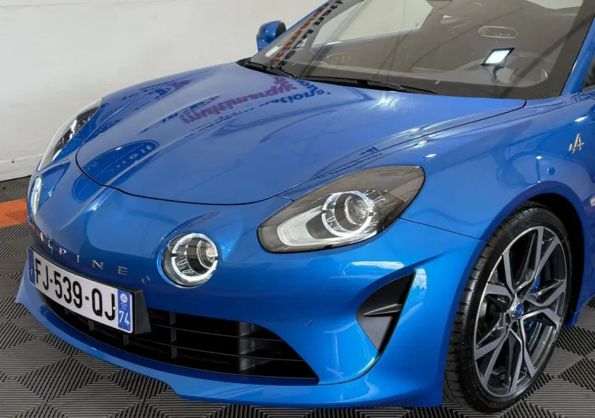 Vue 3/4 avant droite d'une Alpine A110 Légende bleue avec ses phares ronds LED et jantes alliage distinctives.