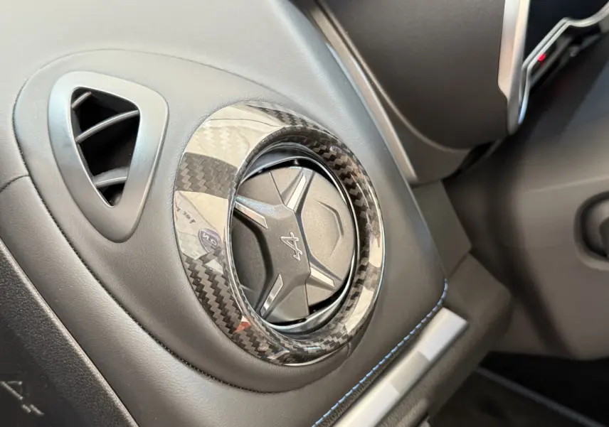 Gros plan sur la sortie d'air circulaire en carbone du tableau de bord noir de l'Alpine A110 Légende 2019.