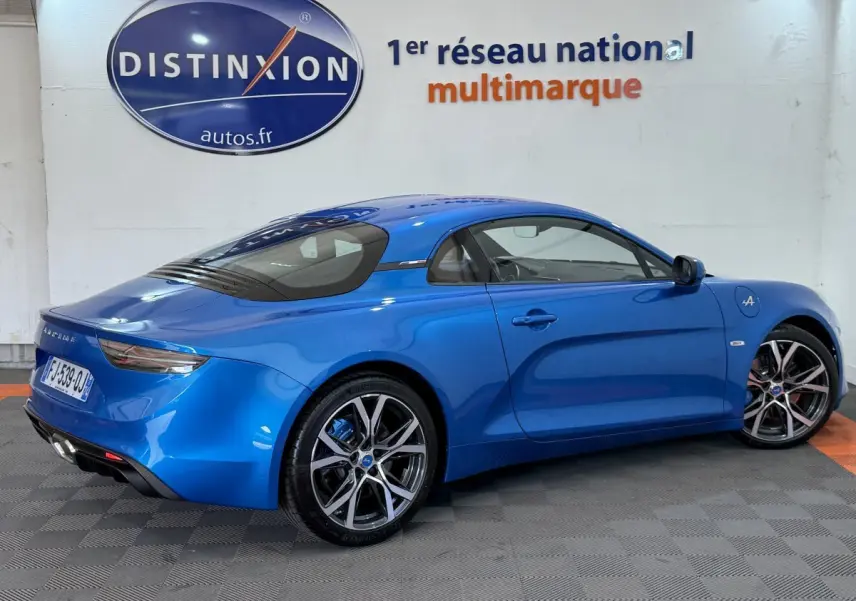 Vue latérale droite d'une Alpine A110 Legende 2019 bleu brillant avec jantes sport et feux arrière LED.