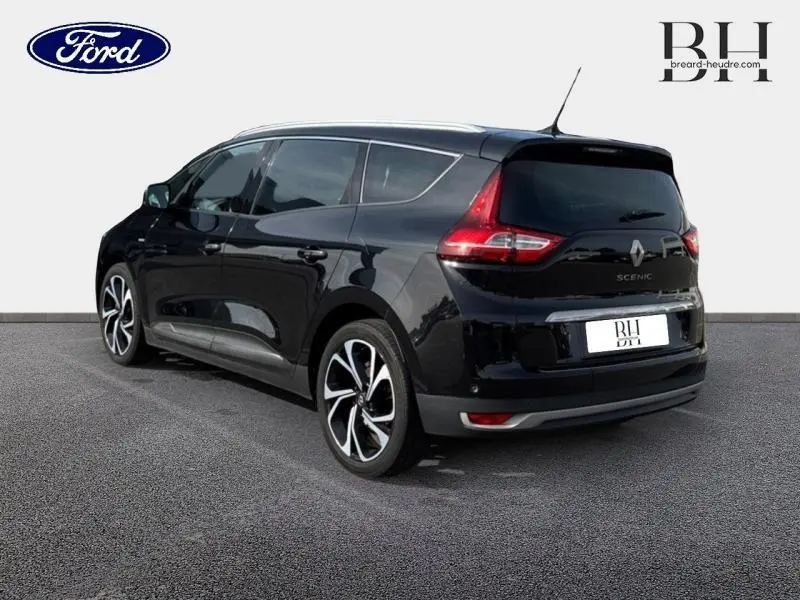 Vue 3/4 arrière droite d'un Renault Grand Scénic noir étoilé avec jantes alliage et vitres surteintées.