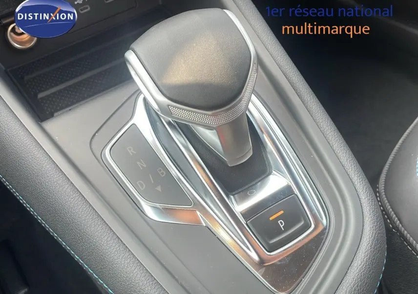 Le levier de vitesses automatique noir et chrome du Renault Captur E-Tech hybride, vue rapprochée de la console centrale.