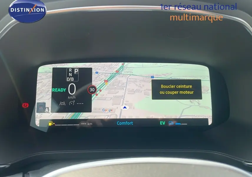 Affichage numérique du tableau de bord du Renault Captur E-Tech hybride, montrant la navigation et alertes de sécurité.