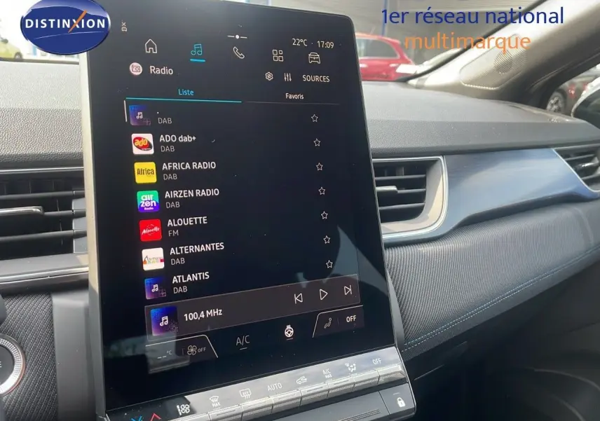 Vue rapprochée de l'écran tactile central du tableau de bord du Renault Captur gris cassiopée 2025 avec finition Alpine.