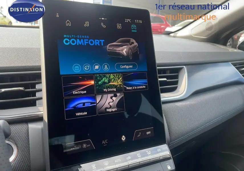 Écran tactile central du tableau de bord du Renault Captur E-Tech hybride 2025, affichant le mode Confort.