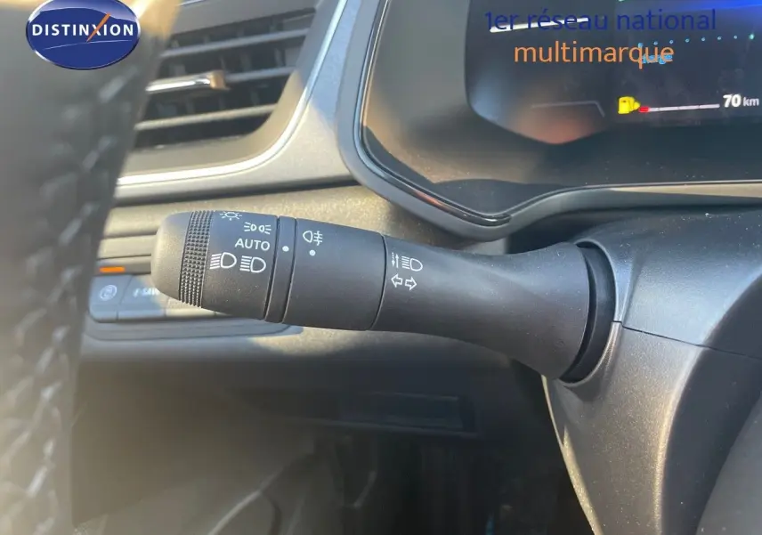 Gros plan sur la commande des feux et clignotants à gauche du volant dans un Renault Captur E-Tech hybride 2025.