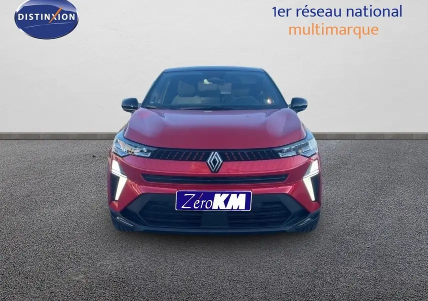 Vue avant d'un Renault Captur E-Tech hybride rouge passion avec toit noir et feux LED allumés.