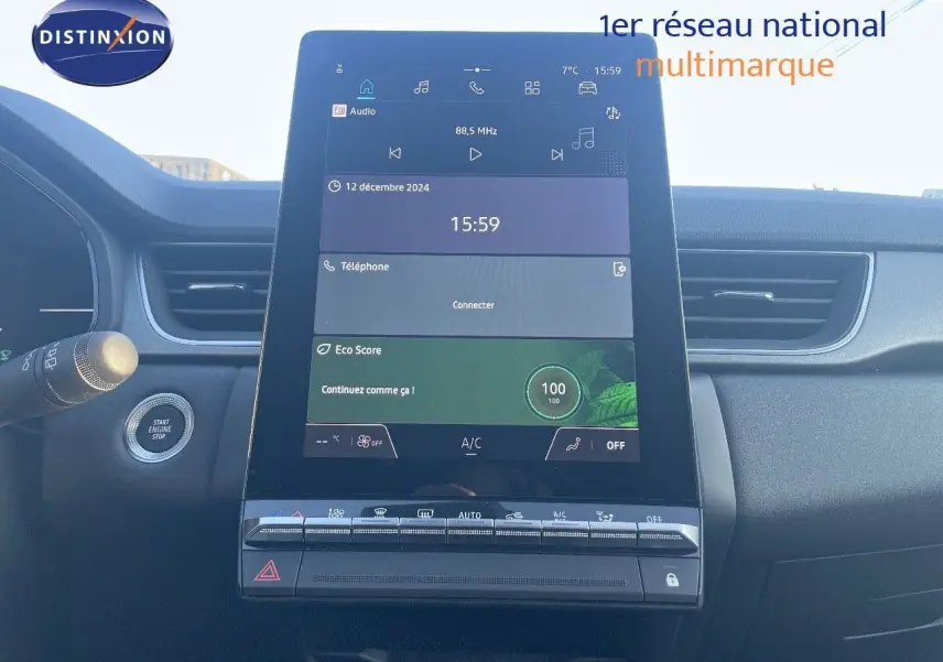 Vue rapprochée de la console centrale tactile du Renault Captur E-Tech hybride avec tableau de bord noir.