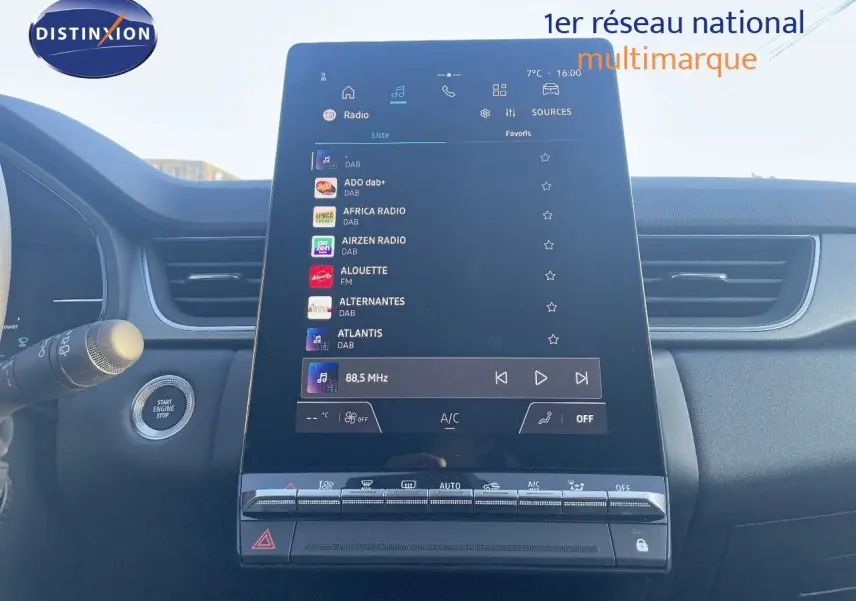 Vue intérieure centrée sur l'écran tactile vertical du tableau de bord du Renault Captur E-Tech hybride 2025.