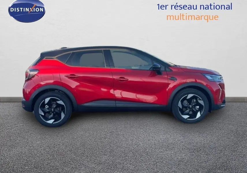 Profil droit du Renault Captur E-Tech hybride rouge passion avec toit noir, soulignant ses jantes noires et design moderne.