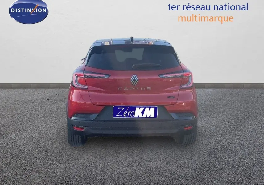Vue arrière du Renault Captur E-Tech hybride rouge passion avec toit noir, montrant ses feux LED et logo central.