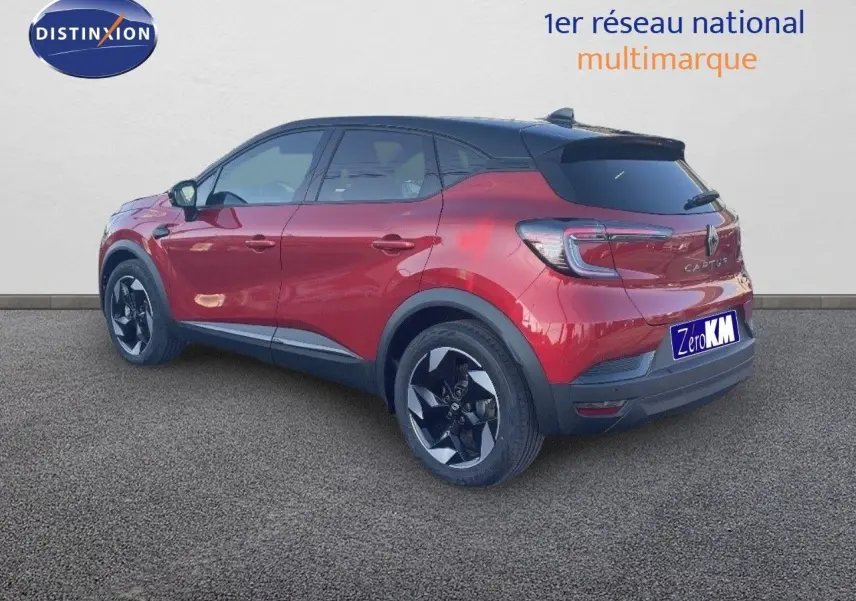 Vue 3/4 arrière droite du Renault Captur E-Tech hybride rouge passion avec toit noir et jantes bi-ton.