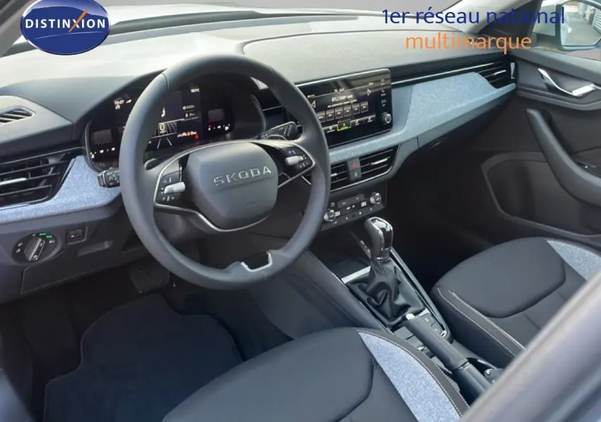 Intérieur avant droit du Skoda Kamiq gris argent, volant multifonction et console centrale avec boîte auto DSG7.