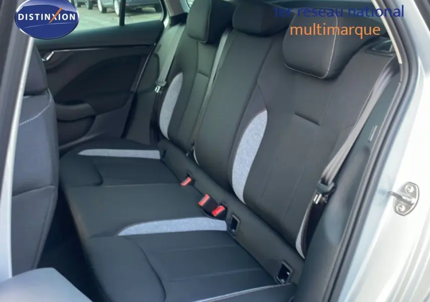 Vue intérieure côté droit montrant la banquette arrière en tissu noir et gris clair d'une Skoda Kamiq gris argent.