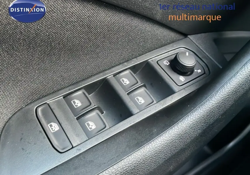 Gros plan sur les commandes des vitres électriques côté gauche d'une Skoda Kamiq gris argent métal.