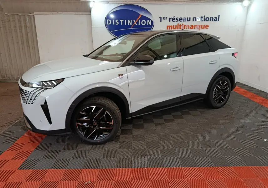 Vue 3/4 avant droit d’un Peugeot 3008 blanc hybride 2025 avec jantes noires et toit noir dans un showroom.