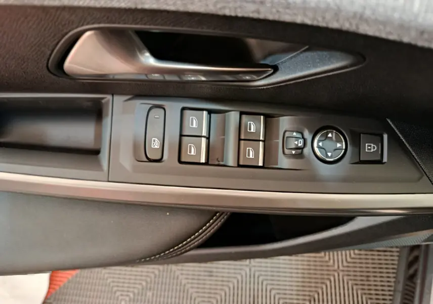 Gros plan sur la commande des vitres et rétroviseurs côté gauche intérieur d’une Peugeot 3008 blanche 2025.