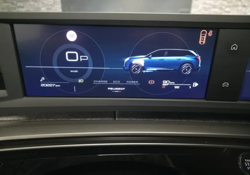 Affichage numérique du tableau de bord du Peugeot 5008 blanc, montrant la silhouette latérale droite du véhicule en mode hybride.