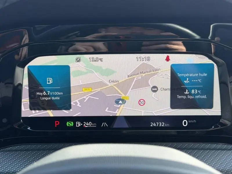Affichage numérique du tableau de bord de la Volkswagen Golf 1.5 eTSI R-Line 2024, avec carte de navigation et informations de conduite.