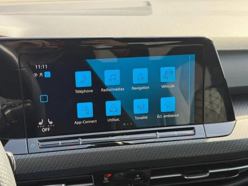 Écran tactile central de la Volkswagen Golf 1.5 eTSI R-Line 2024 affichant les options multimédias et navigation.