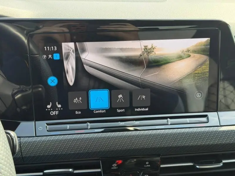 Écran tactile intérieur de la Volkswagen Golf 2024, affichant les modes de conduite avec interface moderne et finition noire.
