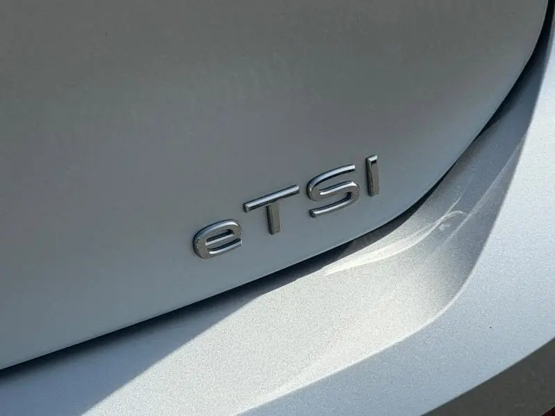 Gros plan sur l’inscription eTSI en chrome sur la carrosserie Reflet d'Argent métallisée d'une Volkswagen Golf 2024.