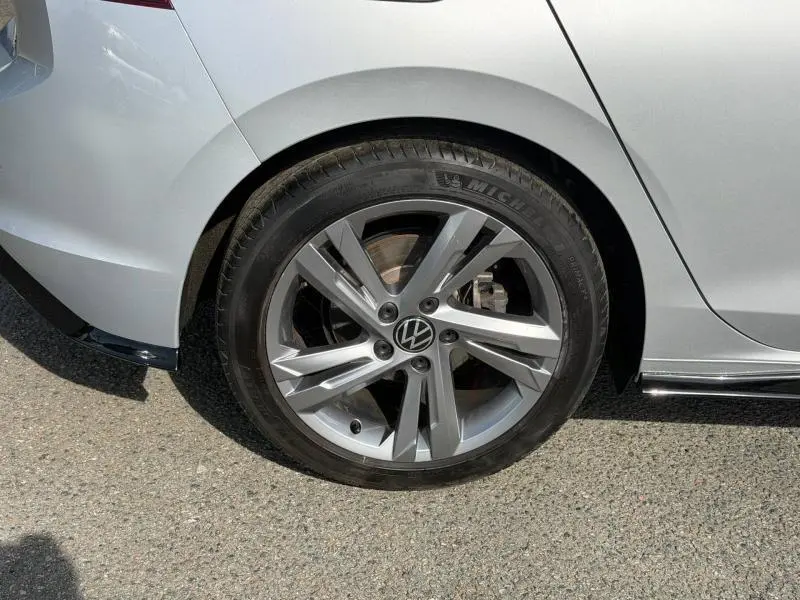 Gros plan sur la roue arrière droite d'une Volkswagen Golf 1.5 eTSI R-Line 2024 en Reflet d'Argent métallisée.