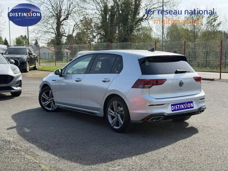 Volkswagen Golf 1.5 eTSI R-Line 2024 en Reflet d'Argent, vue 3/4 arrière droit avec jantes alliage et vitres teintées.