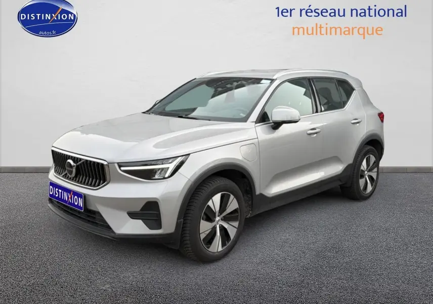 Volvo XC40 T4 hybride gris en 3/4 avant droit, avec jantes alu et calandre distinctive Volvo.