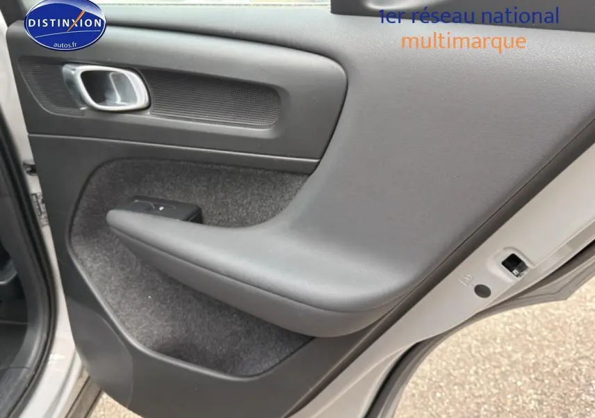 Vue rapprochée de la porte arrière droite grise du Volvo XC40 T4 recharge avec accoudoir et commande de vitre.