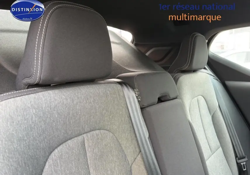 Vue rapprochée des sièges arrière gris city block anthracite du Volvo XC40 T4 Recharge 2023, avec appuie-têtes et ceintures visibles.
