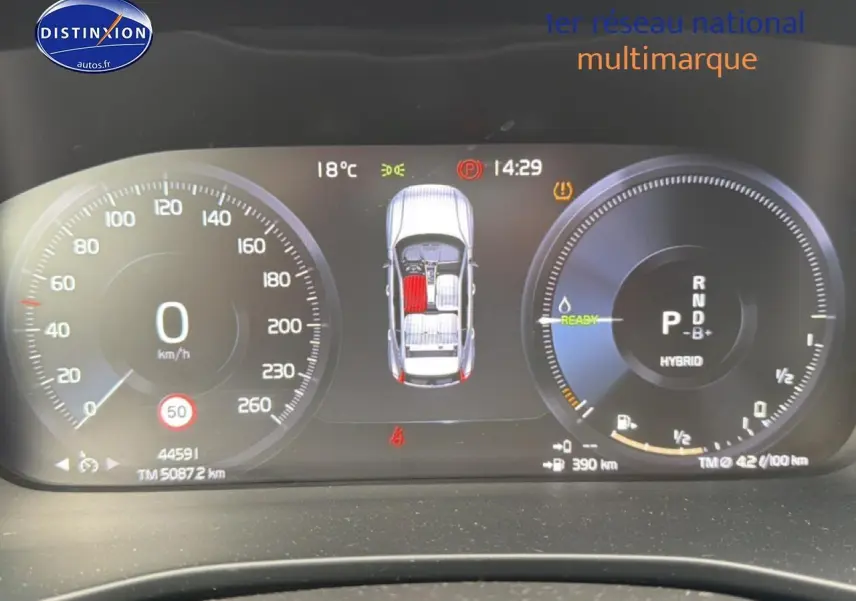 Tableau de bord numérique du Volvo XC40 T4 hybride 2023 affichant vitesse, autonomie et état des portes.
