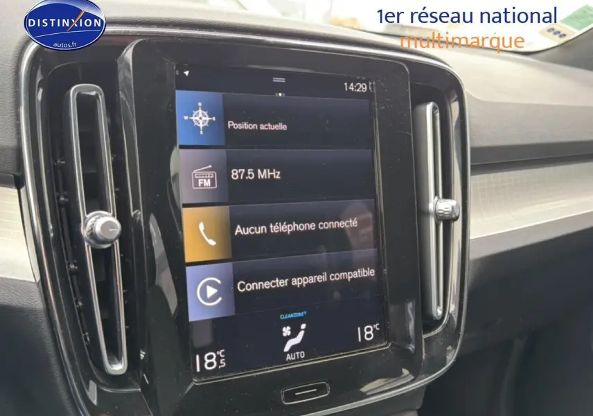 Vue rapprochée de l’écran tactile central noir du tableau de bord du Volvo XC40 gris 2023.