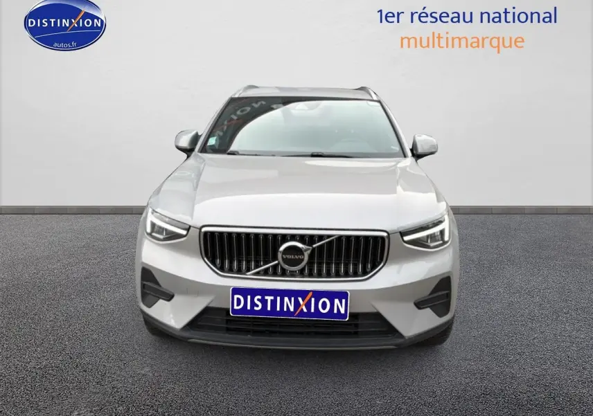 Vue avant d'un Volvo XC40 gris 2023 avec calandre verticale et phares LED distinctifs.